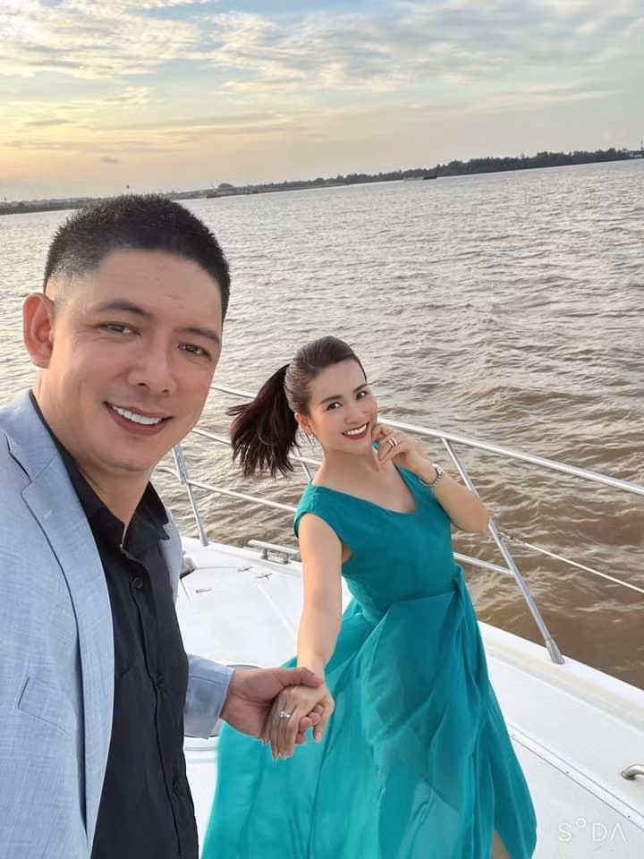 Mới đây, doanh nhân Anh Thơ, vợ MC Bình Minh đã chia sẻ hình ảnh cả hai "trốn con" đi nghỉ dưỡng trên du thuyền sang trọng.
