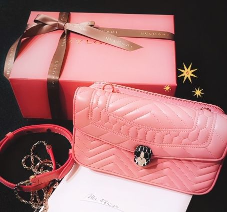 Trước đó, nữ diễn viên từng khoe ảnh chiếc túi xách thương hiệu BVLGARI có giá lên tới 100 nghìn NDT (hơn 350 triệu đồng) tặng con gái. Trước đó, nữ diễn viên từng khoe ảnh chiếc túi xách thương hiệu BVLGARI có giá lên tới 100 nghìn NDT (hơn 350 triệu đồng) tặng con gái.