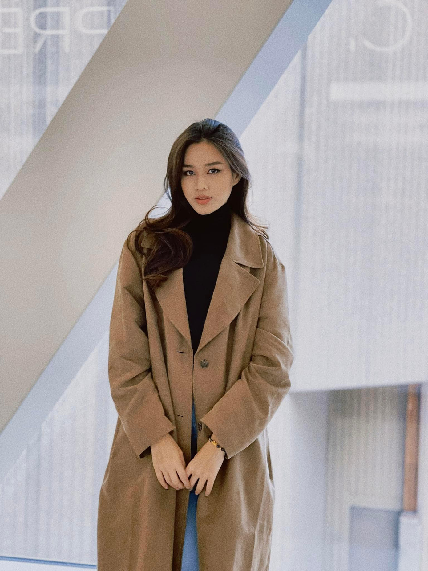 Loạt áo măng tô hợp xu hướng được Đỗ Thị Hà khéo kết hợp trên nhiều set đồ để khoe phong cách thời trang dạo phố vào mùa thu đông.