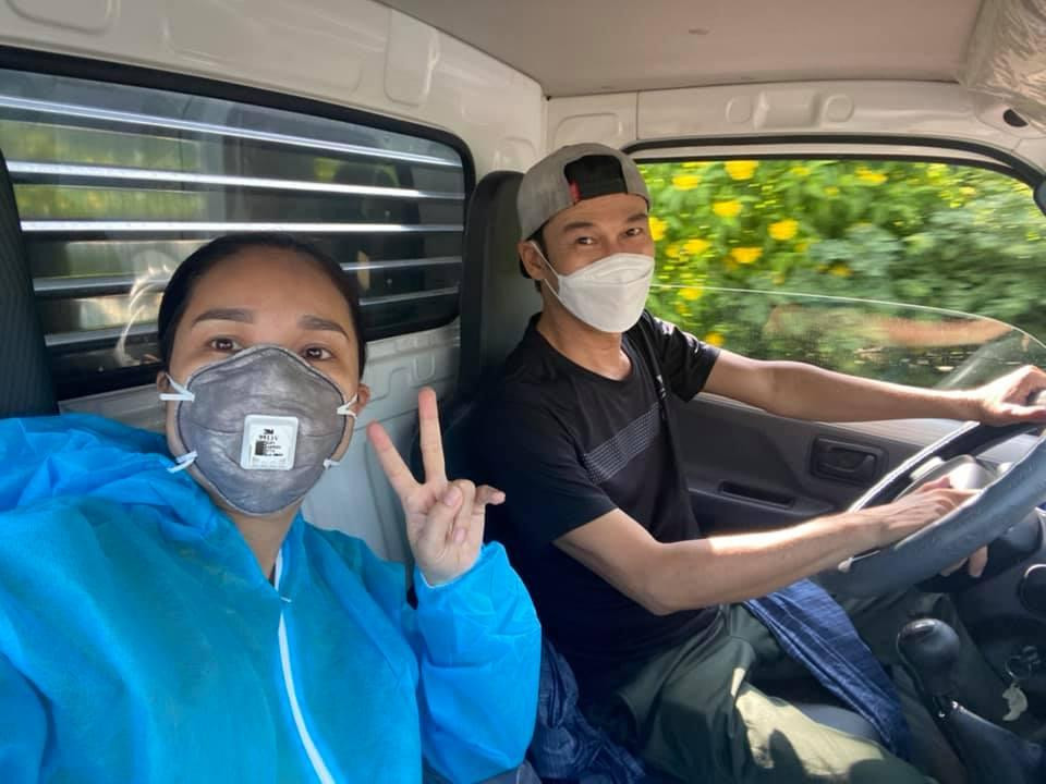 MC Cát Tường và diễn viên Tiết Cương đi phát nhu yếu phẩm cho bà con nghèo ở khu cách ly. MC Cát Tường và diễn viên Tiết Cương đi phát nhu yếu phẩm cho bà con nghèo ở khu cách ly.