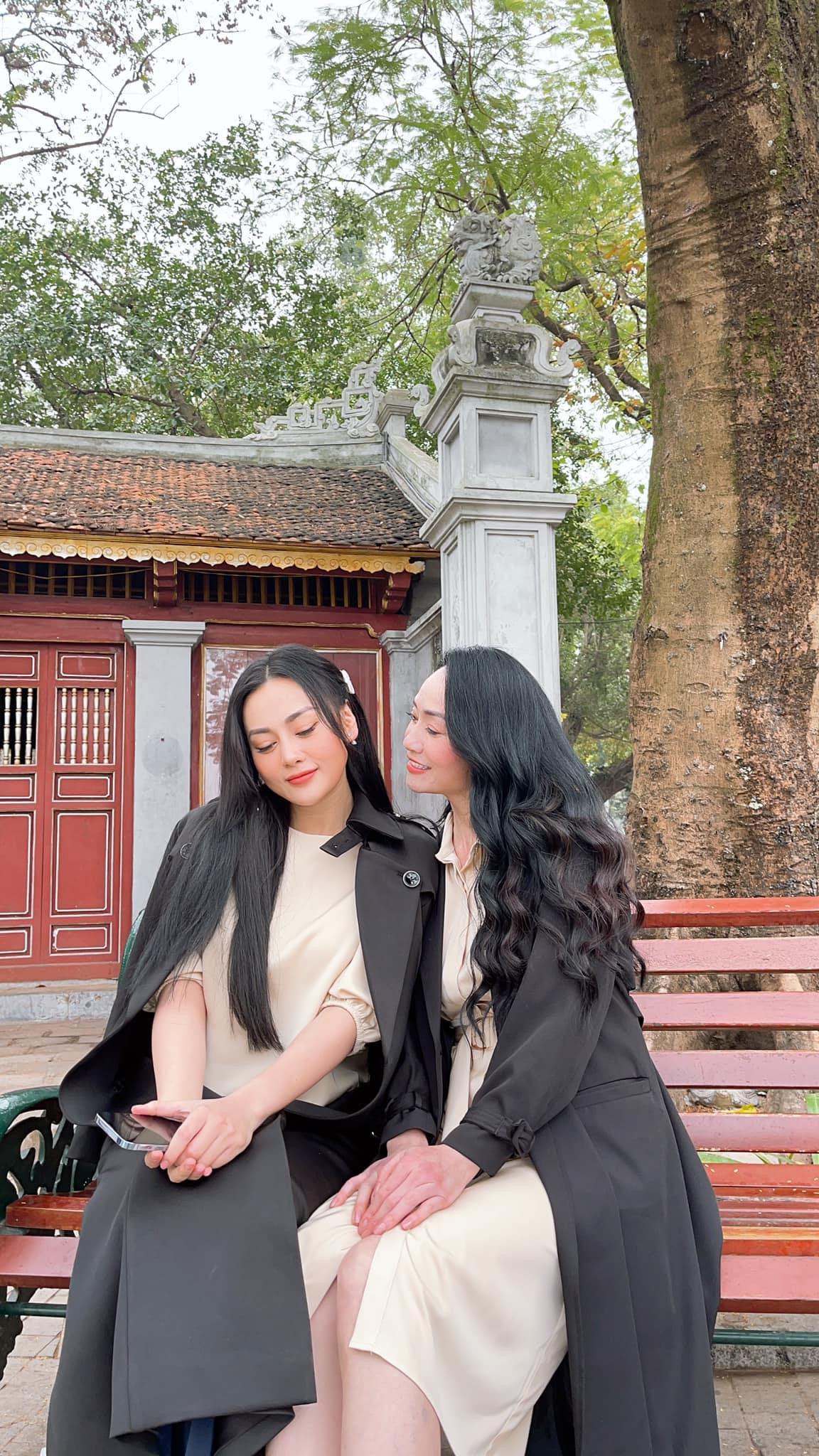 Được biết, những ngày qua diễn viên dàn sao “Hương vị tình thân" đã có cơ hội hội ngộ trong chương trình “Gặp gỡ diễn viên Truyền hình 2022”. Người hâm mộ đều vô cùng háo hức khi được chứng kiến các diễn viên yêu thích tái ngộ. Được biết, những ngày qua diễn viên dàn sao “Hương vị tình thân" đã có cơ hội hội ngộ trong chương trình “Gặp gỡ diễn viên Truyền hình 2022”. Người hâm mộ đều vô cùng háo hức khi được chứng kiến các diễn viên yêu thích tái ngộ.