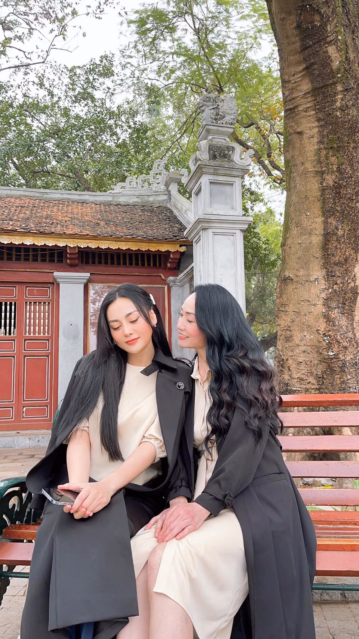 Được biết, những ngày qua diễn viên dàn sao “Hương vị tình thân" đã có cơ hội hội ngộ trong chương trình “Gặp gỡ diễn viên Truyền hình 2022”. Người hâm mộ đều vô cùng háo hức khi được chứng kiến các diễn viên yêu thích tái ngộ.