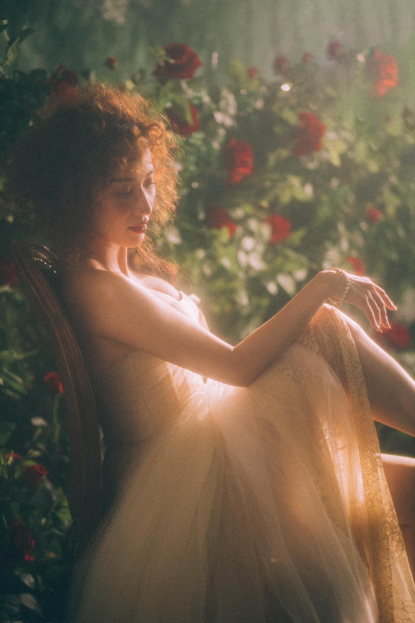 Khánh Thi sinh năm 1982, là một trong những gương mặt nổi bật luôn duy trì được tên tuổi của mình trong làng dancesport Việt Nam cũng như các chương trình giải trí. Cô là người truyền cảm hứng và là thầy của rất nhiều vận động viên trẻ có tiếng.