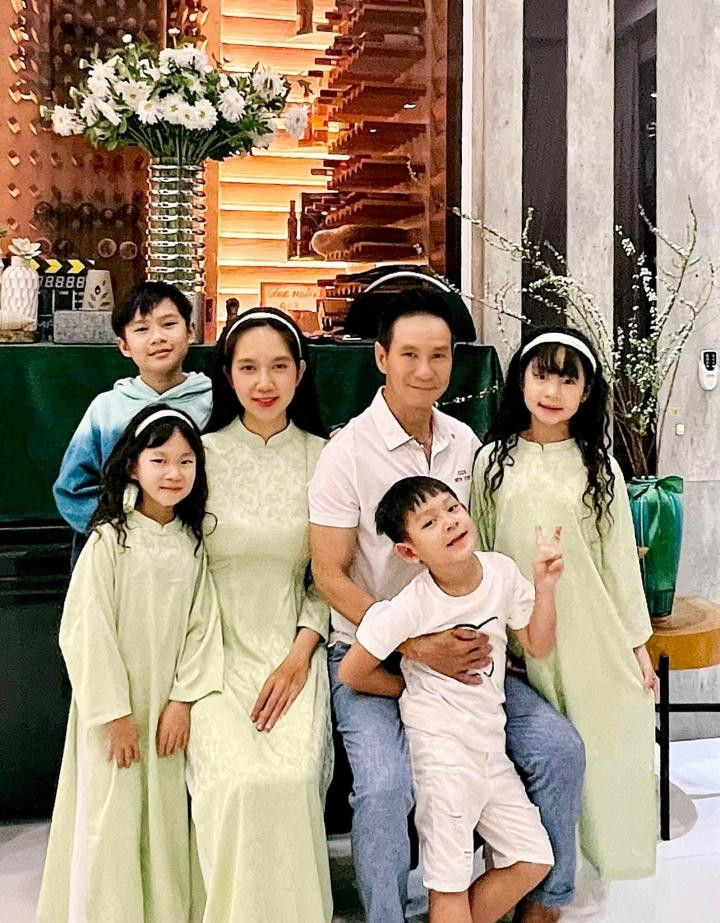 Gia đình nghệ sĩ đông con nhất nhì showbiz Việt Lý Hải - Minh Hà quây quần chụp ảnh trong ngày đầu năm Nhâm Dần. Vợ chồng nam diễn viên chia sẻ: "Chúc cả nhà một năm mới vui vẻ, sức khoẻ dồi dào, bình an, may mắn nha! Giao thừa năm nay các bạn nhỏ đã lớn hơn đã biết giúp mẹ chuẩn bị bao lì xì nhờ vậy mấy mẹ con thức đến sáng luôn nhất là anh Mio đếm 3 lần ra 3 số khác nhau".