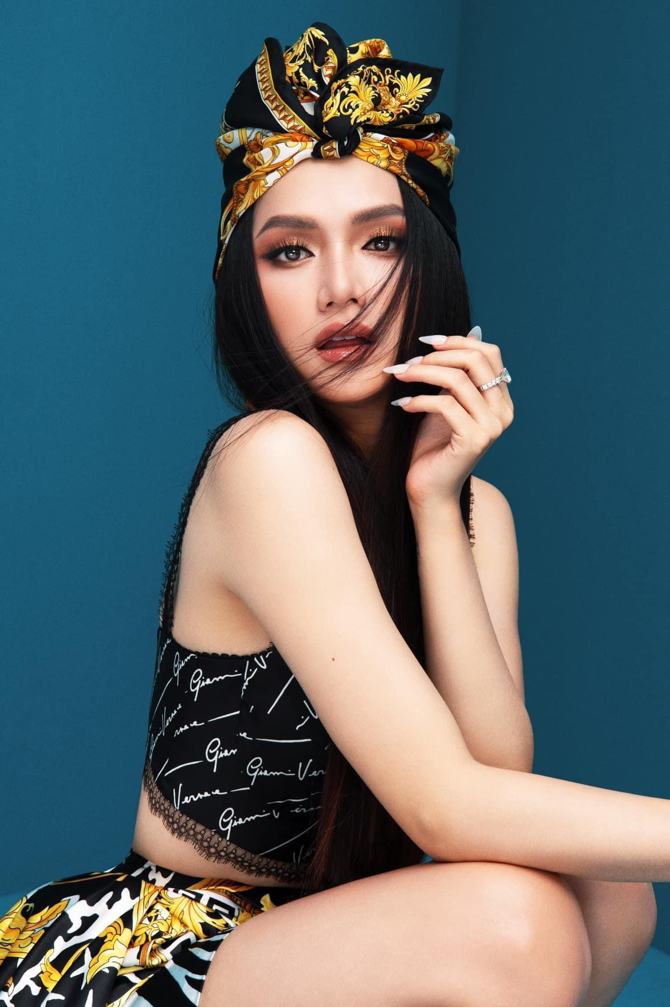 Trước những ồn ào này, Hoa hậu Hương Giang phản hồi rằng, bản thân đã gọi điện trao đổi với Hoa hậu Lương Thuỳ Linh và nhận được sự đồng ý của người đẹp. “Mọi thứ làm cho show hấp dẫn hơn đều phải nhờ tới sự hỗ trợ bằng cách này hay cách khác của các chị em đồng nghiệp. Cảm ơn mọi người đã luôn hỗ trợ tôi” – Hương Giang nói.