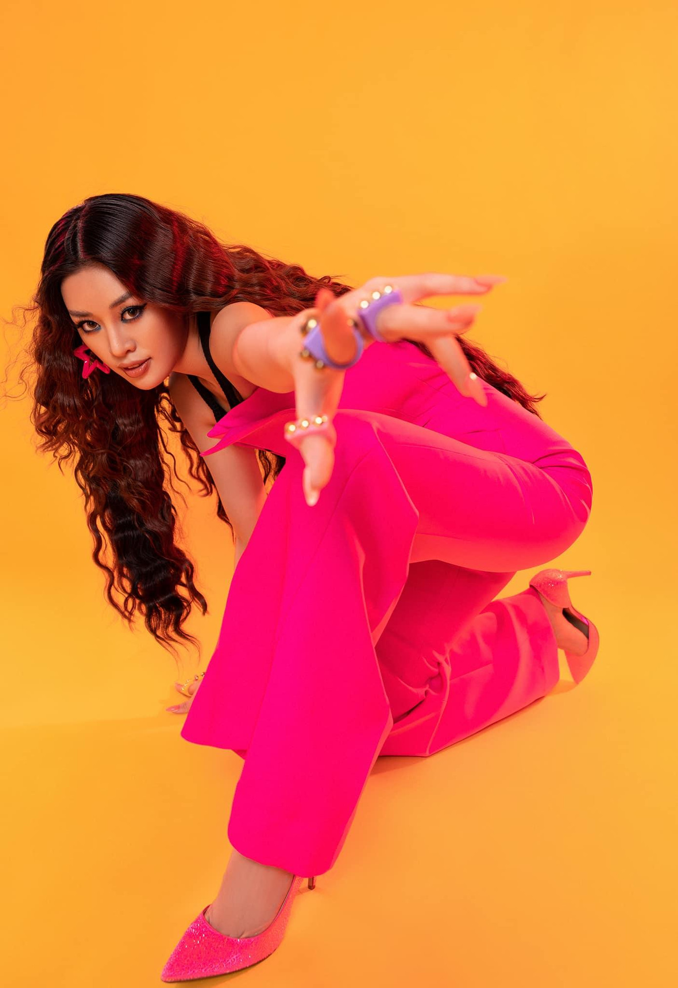 "Ngày 8/3, Vân muốn gửi tặng bộ ảnh với thông điệp vui tươi đến tất cả phụ nữ trên khắp Việt Nam, rằng mỗi người đều là những bông hoa xinh đẹp, khoe sắc thắm và lan toả hương thơm theo những cách riêng. Xin chúc các bà, các cô, các chị, các em gái có một ngày 8/3 thật nhiều niềm vui và chúng ta luôn là những bông hoa xinh nhất", Khánh Vân nhắn nhủ.