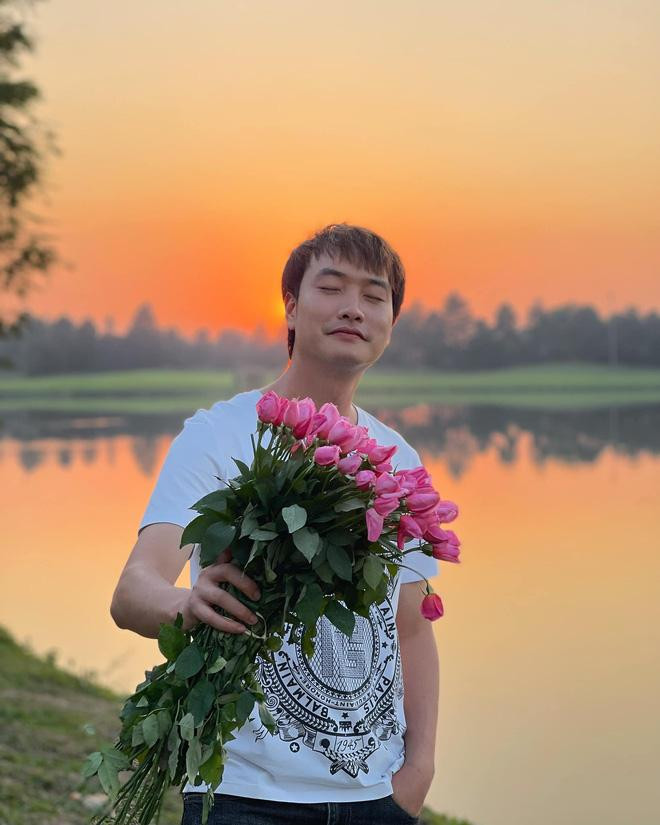 Trọng Lân cũng gửi lời chúc đến các chị em nhân ngày đặc biệt này: "Nếu bạn đang buồn thì hãy vui lên, vui như thế này này. 8/3 - Phụ nữ giống như hoa, đàn ông giống như nước. Chúng ta cần nước để hoa phát triển. Không có hoa, thế giới sẽ không đẹp như bây giờ. Happy Women's Day. Chúc em ngày 8/3 và cả những ngày sau đều hạnh phúc, vui vẻ khi có Lợi bên cạnh nhé".