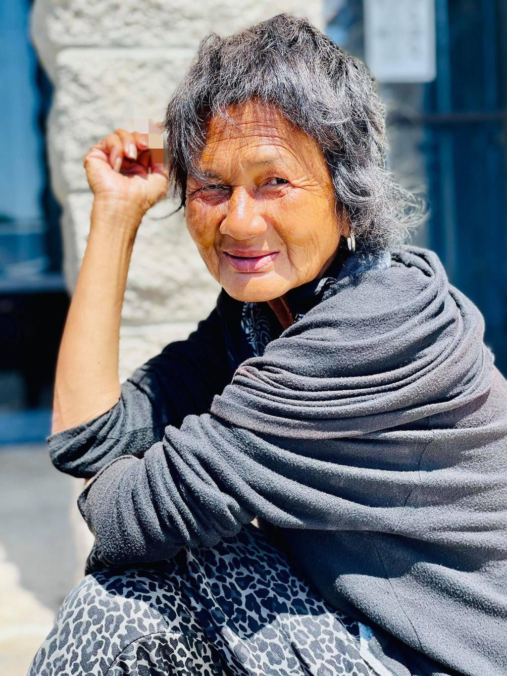 Khoảng thời gian sau đó, Kim Ngân gặp phải một vài biến cố không đáng có tại Canada khiến nữ ca sĩ sợ hãi và chịu cú sốc tinh thần lớn đến nỗi hoá điên. Cô không cho phép bất cứ ai tiếp cận mình kể cả mẹ ruột của mình. Khoảng thời gian sau đó, Kim Ngân gặp phải một vài biến cố không đáng có tại Canada khiến nữ ca sĩ sợ hãi và chịu cú sốc tinh thần lớn đến nỗi hoá điên. Cô không cho phép bất cứ ai tiếp cận mình kể cả mẹ ruột của mình.