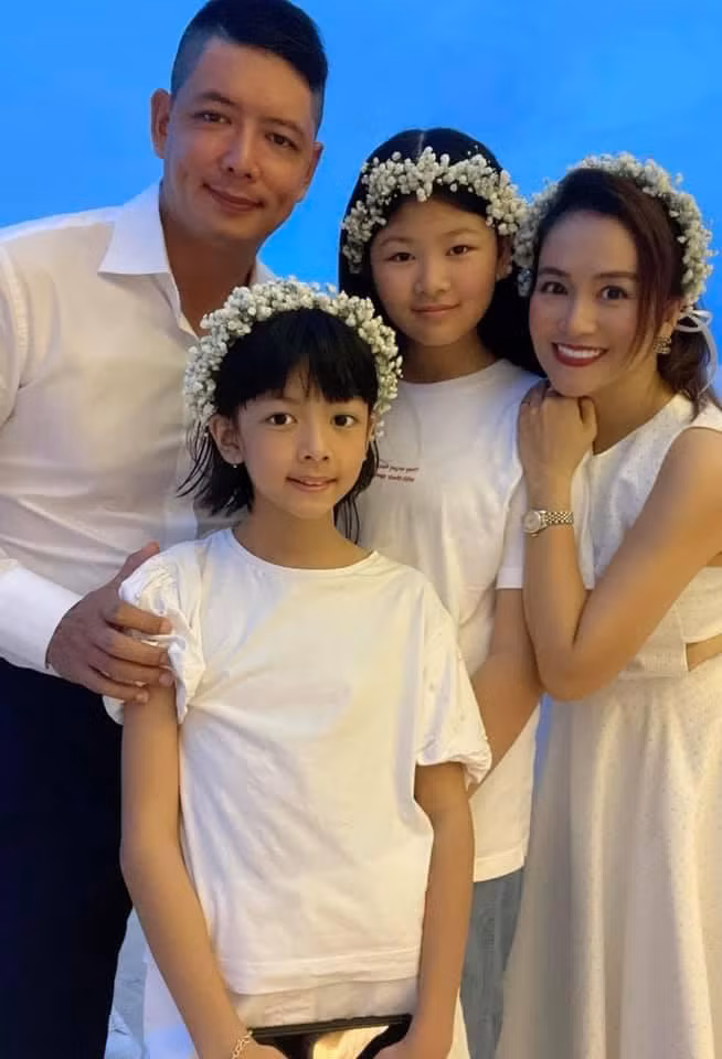 Bỏ qua những ý kiến của dư luận, Bình Minh và bà xã vẫn gắn bó bên nhau. 1 năm sau đó, vợ chồng nam MC hạnh phúc chào đón ái nữ đầu lòng, cô bé có tên là An Nhiên. Năm 2012, cả 2 có thêm cô con gái An Như.