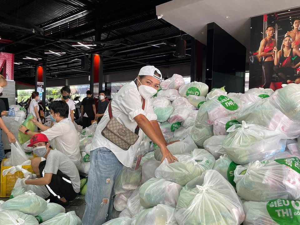 Phương Thanh không sao kê tiền bạc mà chọn cách cập nhật tình hình trao từ thiện hàng ngày. Phương Thanh không sao kê tiền bạc mà chọn cách cập nhật tình hình trao từ thiện hàng ngày.