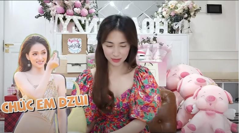 Hương Giang gửi tặng quà sinh nhật cho Hòa Minzy. Hương Giang gửi tặng quà sinh nhật cho Hòa Minzy.