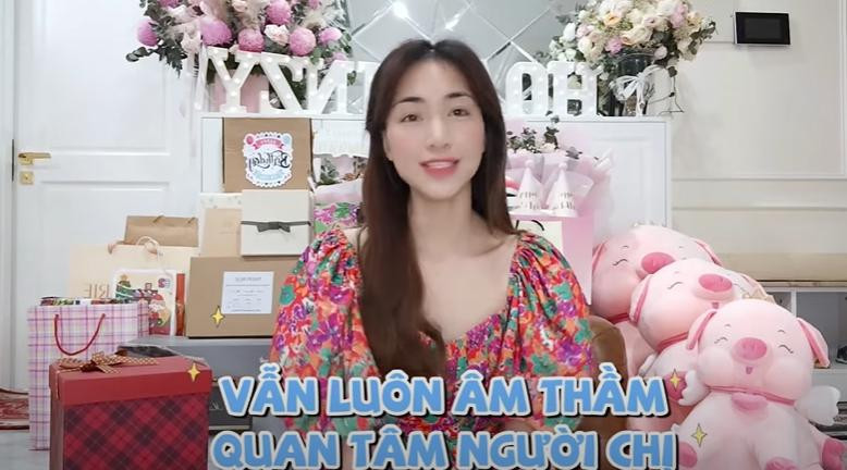 Cô cho biết Hương Giang hiện chọn cách sống không liên lạc với ai và tình cảm của hai chị em người vẫn rất tốt. Cô cho biết Hương Giang hiện chọn cách sống không liên lạc với ai và tình cảm của hai chị em người vẫn rất tốt.