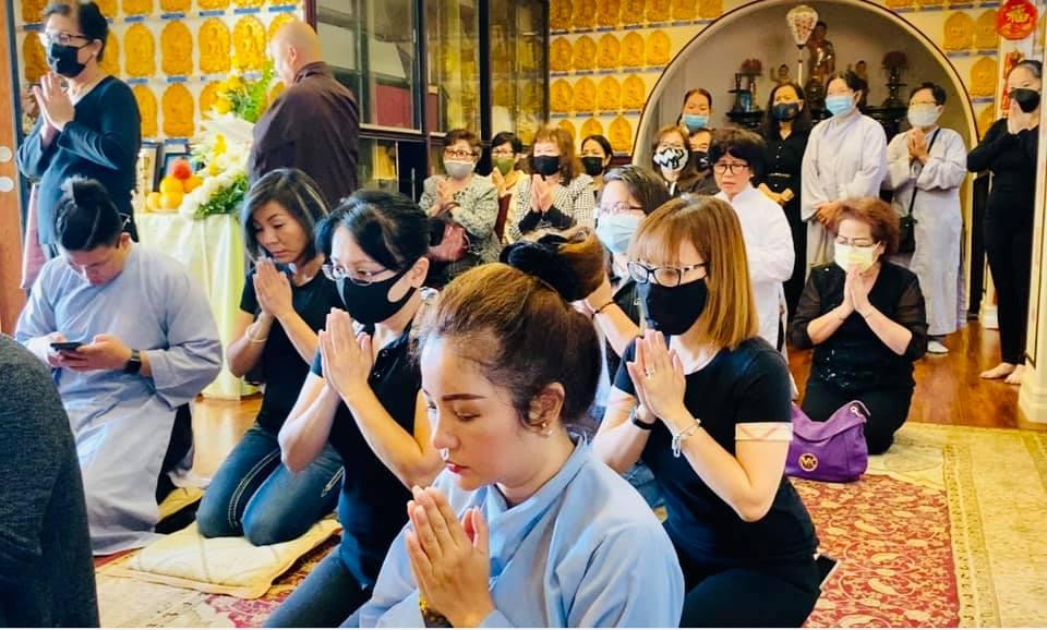 Người thân và bạn bè tụng kinh sớm cho Phi Nhung tại Mỹ.