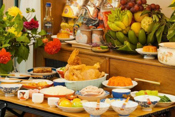 Diễn viên Thu Nga được khen đảm đang khi chuẩn bị mâm cỗ cúng ông Công ông Táo vào đúng ngày 23 âm lịch đầy đủ với nhiều món như gà luộc, xôi gấc, giò, nem rán, rau luộc...