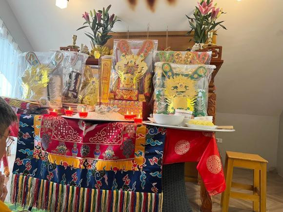 Gia đình ca sĩ Ngọc Anh cũng làm lễ cúng ông Công ông Táo vào 21 âm lịch. Nữ ca sĩ còn mời sư thầy về nhà làm lễ.