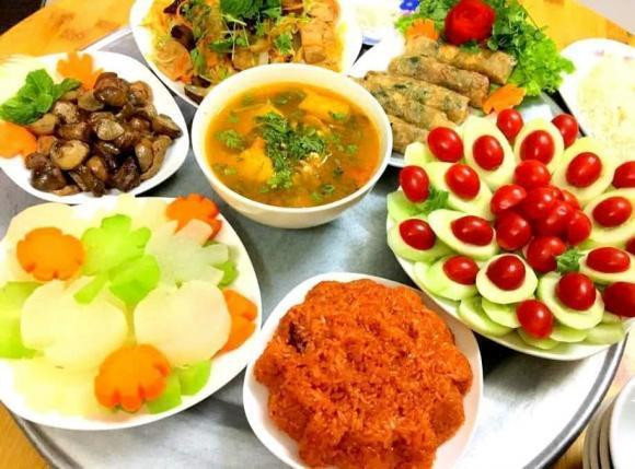 Trước đó, bà xã của Tự Long cũng chia sẻ hình ảnh mâm cơm cúng ông Công ông Táo từ 20/12 âm lịch.