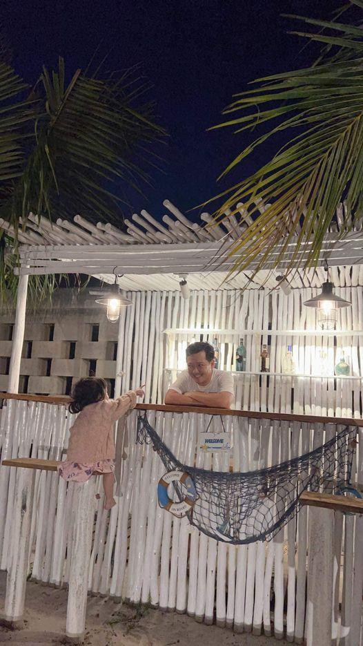 Quầy bar nhỏ cũng được thiết kế bắt mắt với chủ đề bờ biển, được làm từ chất liệu gần gũi là cây gỗ và sơn màu trắng nhã nhặn.