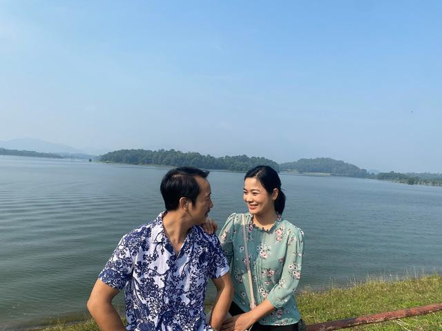 Ở hậu trường phim, hai diễn viên Đàm Hằng và Thanh Bình lại có nhiều khoảnh khắc vô cùng tình cảm và thân thiết với nhau. Ở hậu trường phim, hai diễn viên Đàm Hằng và Thanh Bình lại có nhiều khoảnh khắc vô cùng tình cảm và thân thiết với nhau.