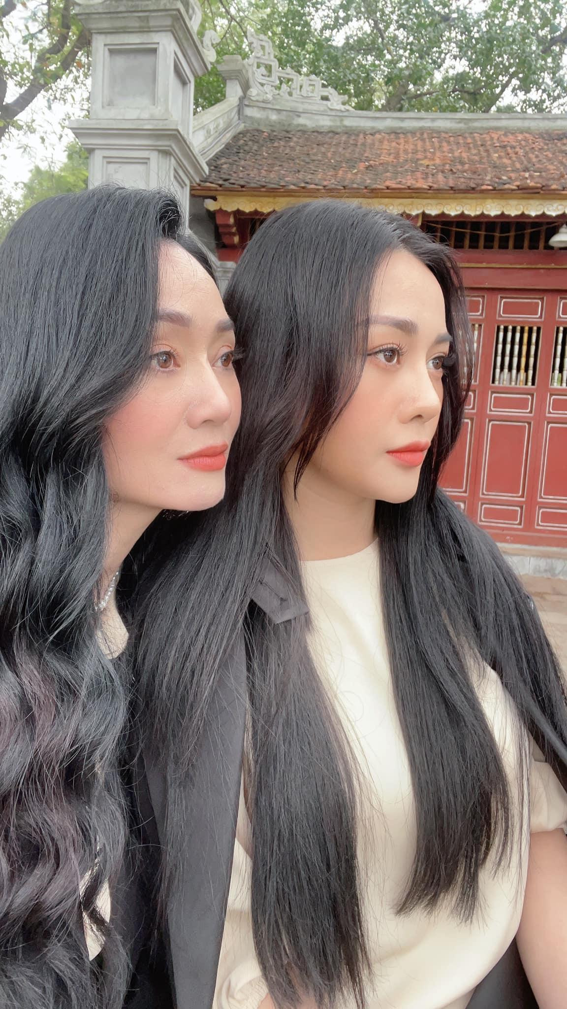 Góc nghiêng thu hút, không thua kém đàn em của nữ diễn viên từng được mệnh danh là "nữ diễn viên có đôi mắt buồn nhất làng kịch phía Bắc". Góc nghiêng thu hút, không thua kém đàn em của nữ diễn viên từng được mệnh danh là "nữ diễn viên có đôi mắt buồn nhất làng kịch phía Bắc".