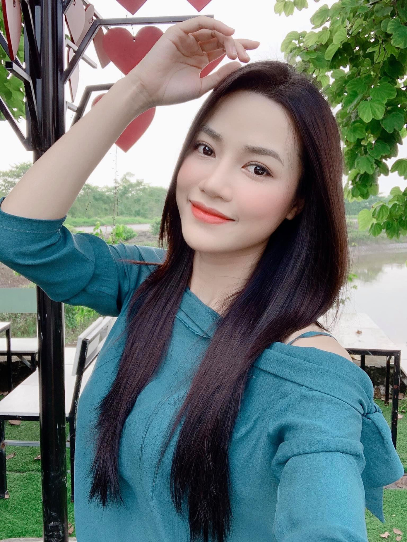 Trước đó, Anh Đào từng là gương mặt nữ phụ xuất hiện trong vài phân cảnh của phim "Trở về giữa yêu thương", "Hướng dương ngược nắng"...