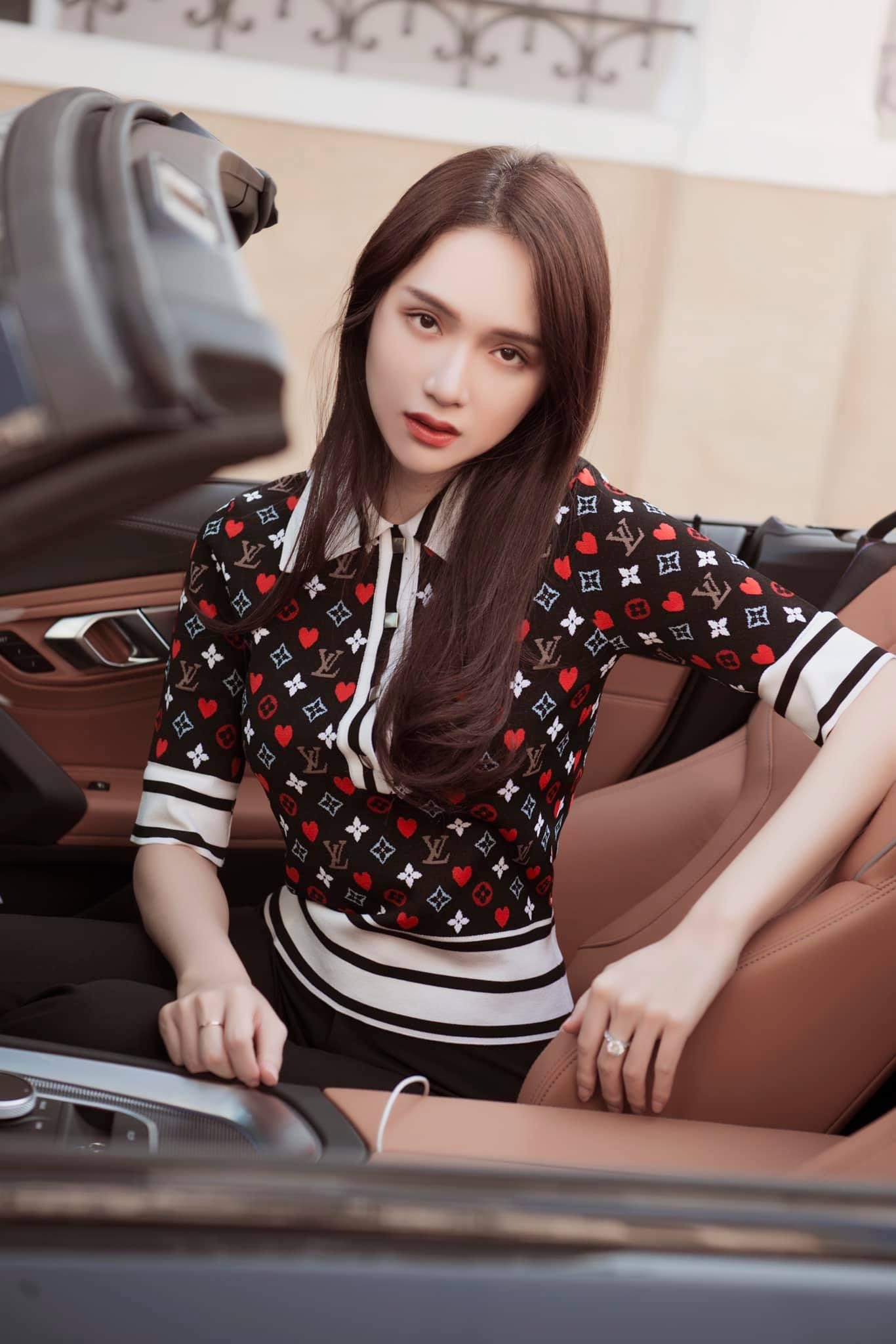 Hương Giang từng dừng cập nhật mạng xã hội trong gần 7 tháng sau lùm xùm anti-fans. Hương Giang từng dừng cập nhật mạng xã hội trong gần 7 tháng sau lùm xùm anti-fans.