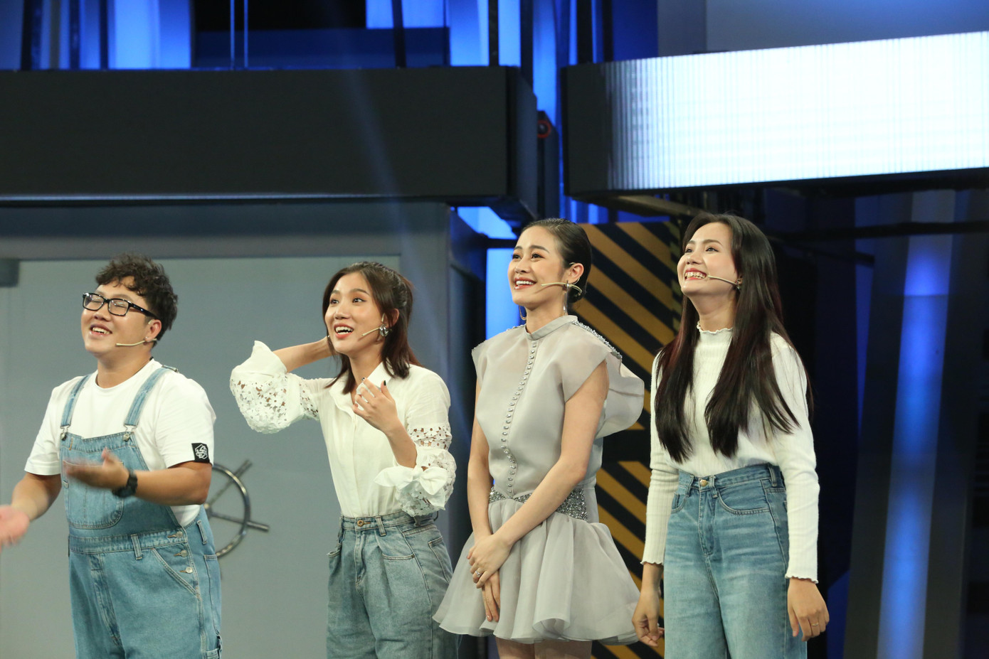 MC Phí Linh cùng các bạn trẻ hào hứng tham gia vào các màn đối đầu gay cấn.