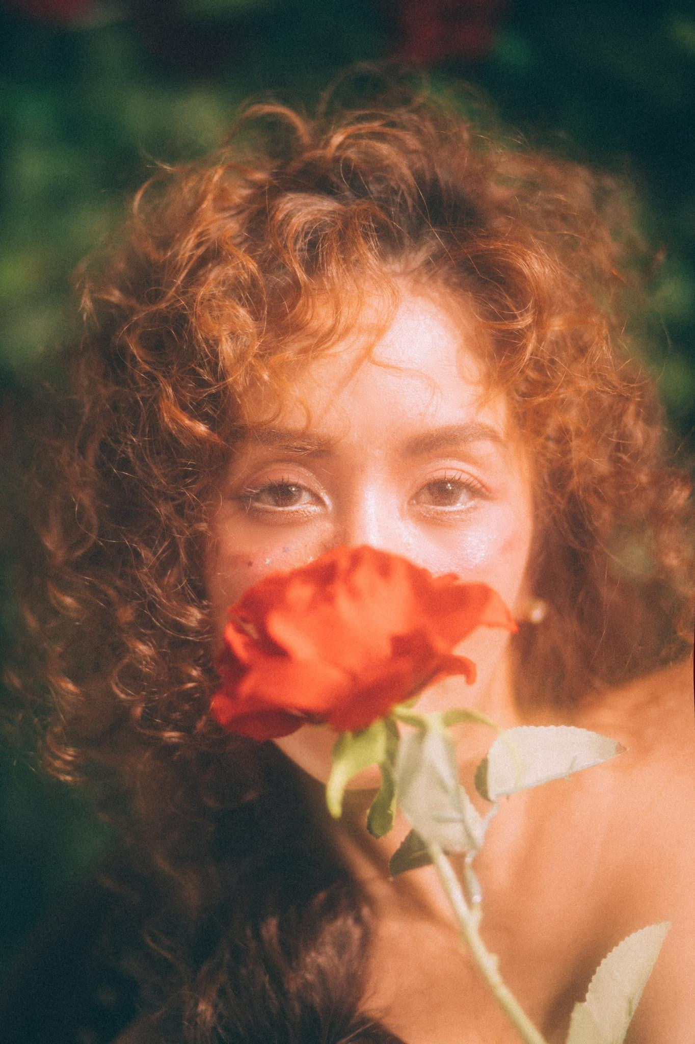 “Happy birthday to me! Xin chào số 40, 21/3/2022. Cột mốc hôm nay tôi có được không phải là do tôi chỉ may mắn đâu. Mà là cả một quá trình tôi phấn đấu, rèn rũa và kiên nhẫn với tất cả. Tôi muốn lưu lại một hình ảnh đẹp, một chút hạnh phúc đầy lãng mạn. Một chút nhẹ nhàng của tiểu thư như tôi mong ước. Và tôi muốn bộ hình này của tôi mang tên: &quot;La Vie en Rose&quot; - Khánh Thi viết.