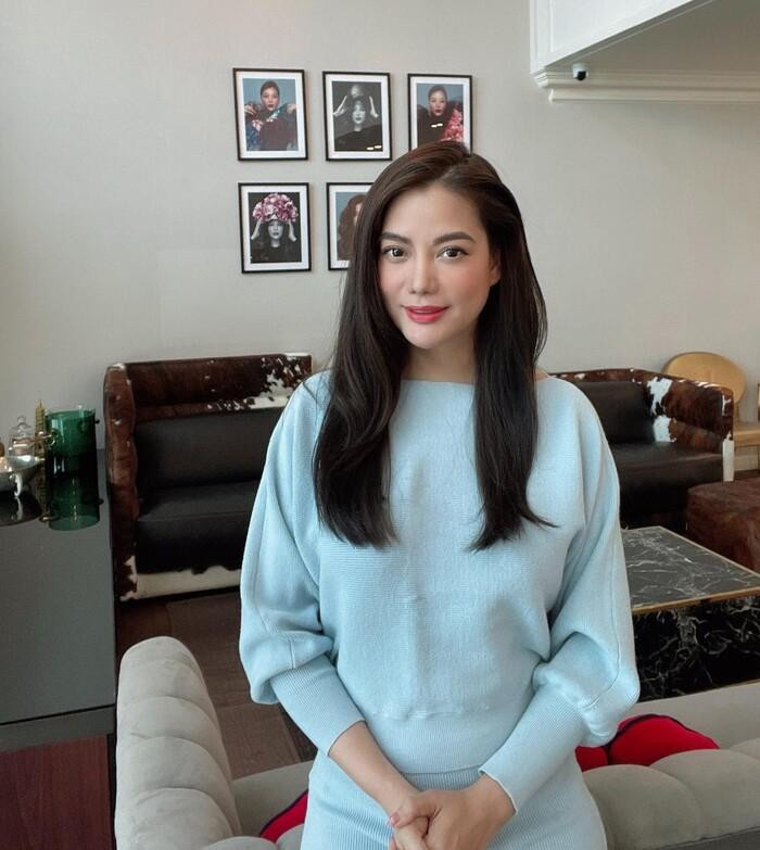 Nữ diễn viên cũng thường xuyên diện trang phục rộng rãi.