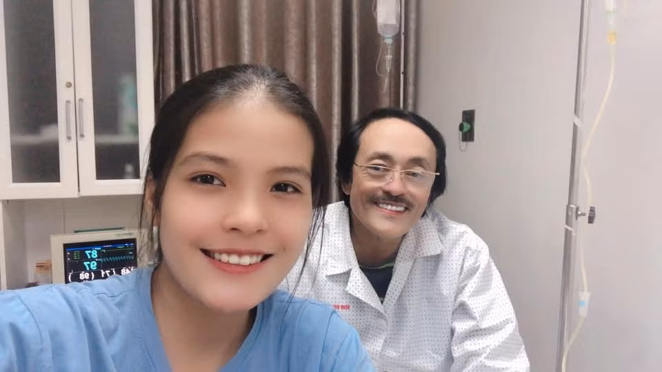 Nghệ sĩ Giang Còi cùng con gái.