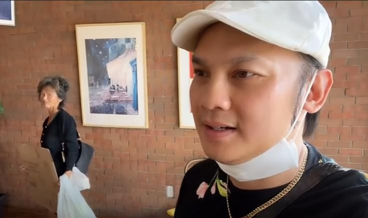 Kim Ngân được Kim Tiểu Long mời đi ăn. Kim Ngân được Kim Tiểu Long mời đi ăn.