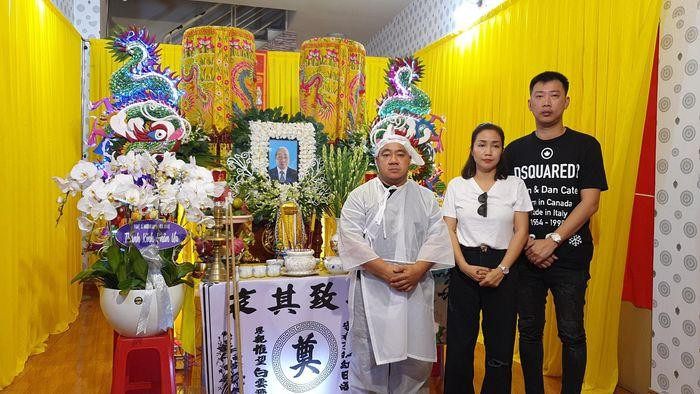 Nhiều nghệ sĩ như Cát Tường, Ốc Thanh Vân, Quyền Linh, Tấn Beo... cũng có mặt tại lễ tang cố nghệ sĩ. Nhiều nghệ sĩ như Cát Tường, Ốc Thanh Vân, Quyền Linh, Tấn Beo... cũng có mặt tại lễ tang cố nghệ sĩ.