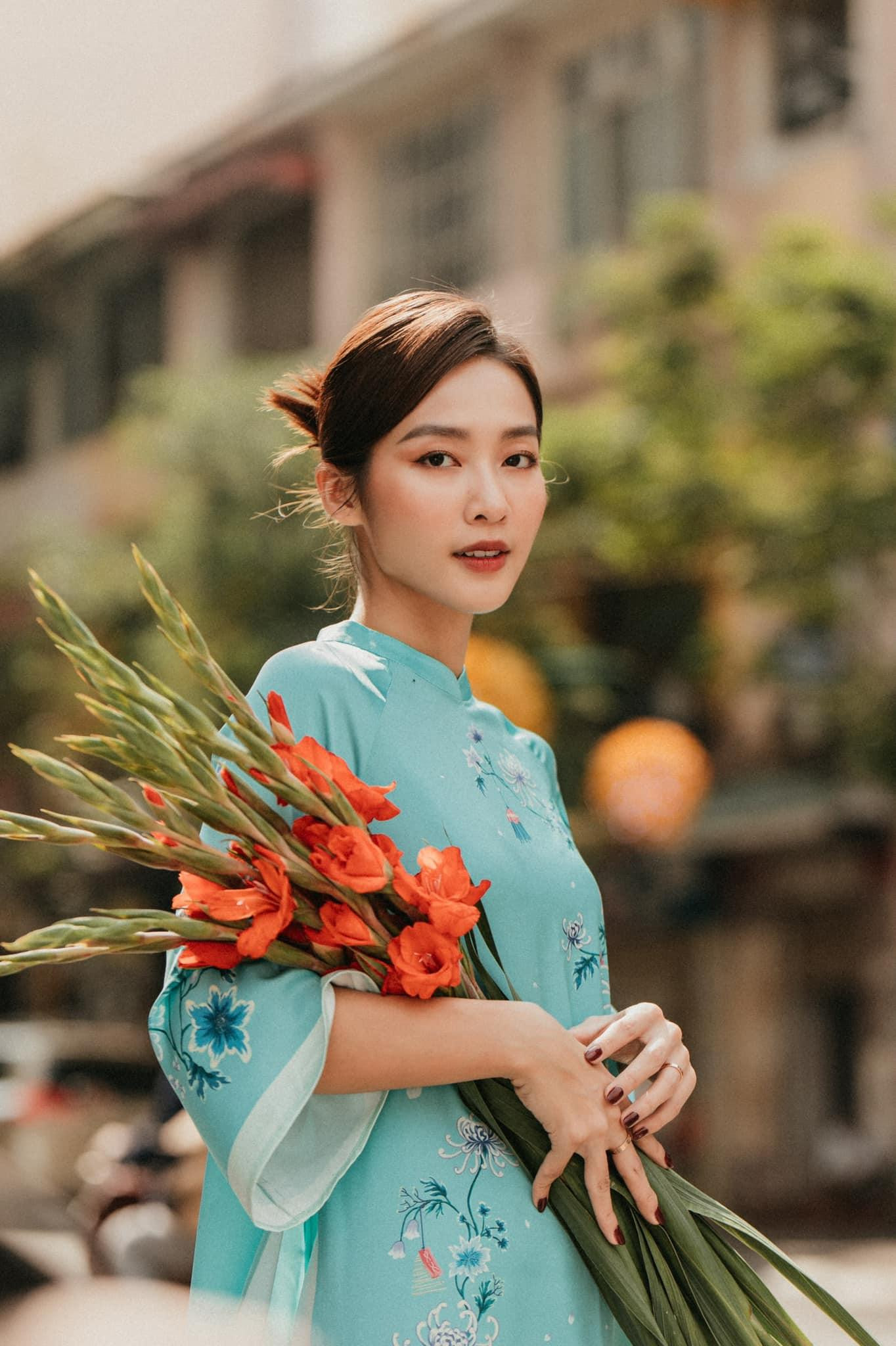 Khả Ngân lựa chọn một bộ áo dài cách tân màu xanh dương nhạt trẻ trung, hiện đại, nhưng vẫn mang đậm phong cách ngày Tết.