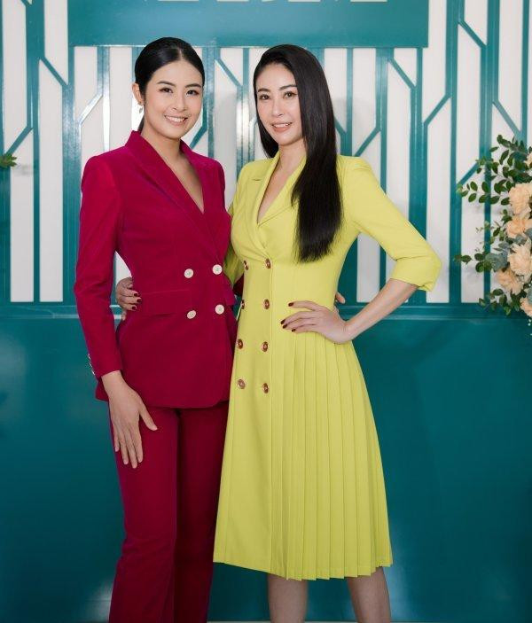 Đọ dáng bên Hoa hậu Ngọc Hân, người đẹp sinh năm 1976 nhận được không ít lời khen ngợi bởi sắc vóc ngày càng trẻ trung.