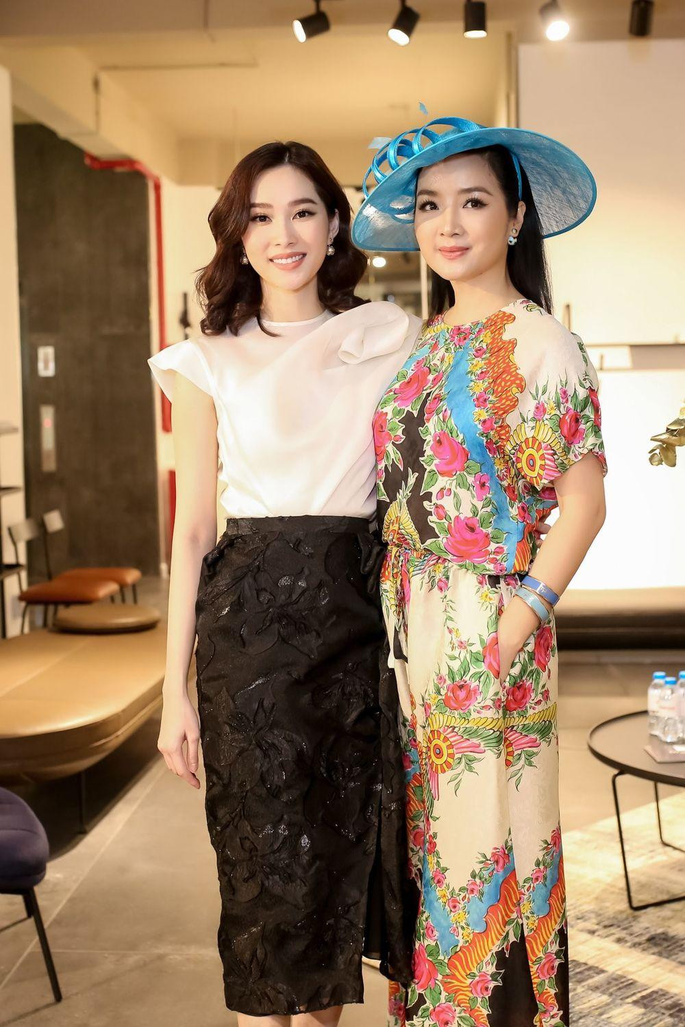 Giáng My nổi bật khi đọ sắc cùng Hoa hậu Việt Nam 2012 Đặng Thu Thảo.