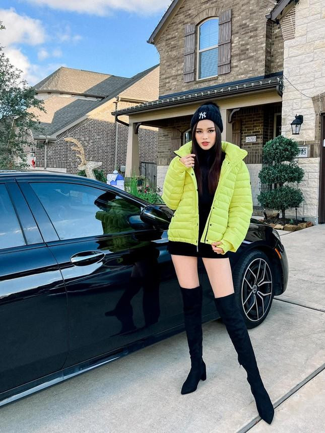 Xuất hiện trên đường phố, Đỗ Thị Hà diện trang phục nổi bật với chiếc áo khoác tông màu xanh neon. Mặc dù diện váy đen đơn giản bên trong nhưng Đỗ Thị Hà vẫn chiếm trọn sự chú ý khi khéo léo kết hợp với boot cao quá gối để khoe khéo đôi chân dài.