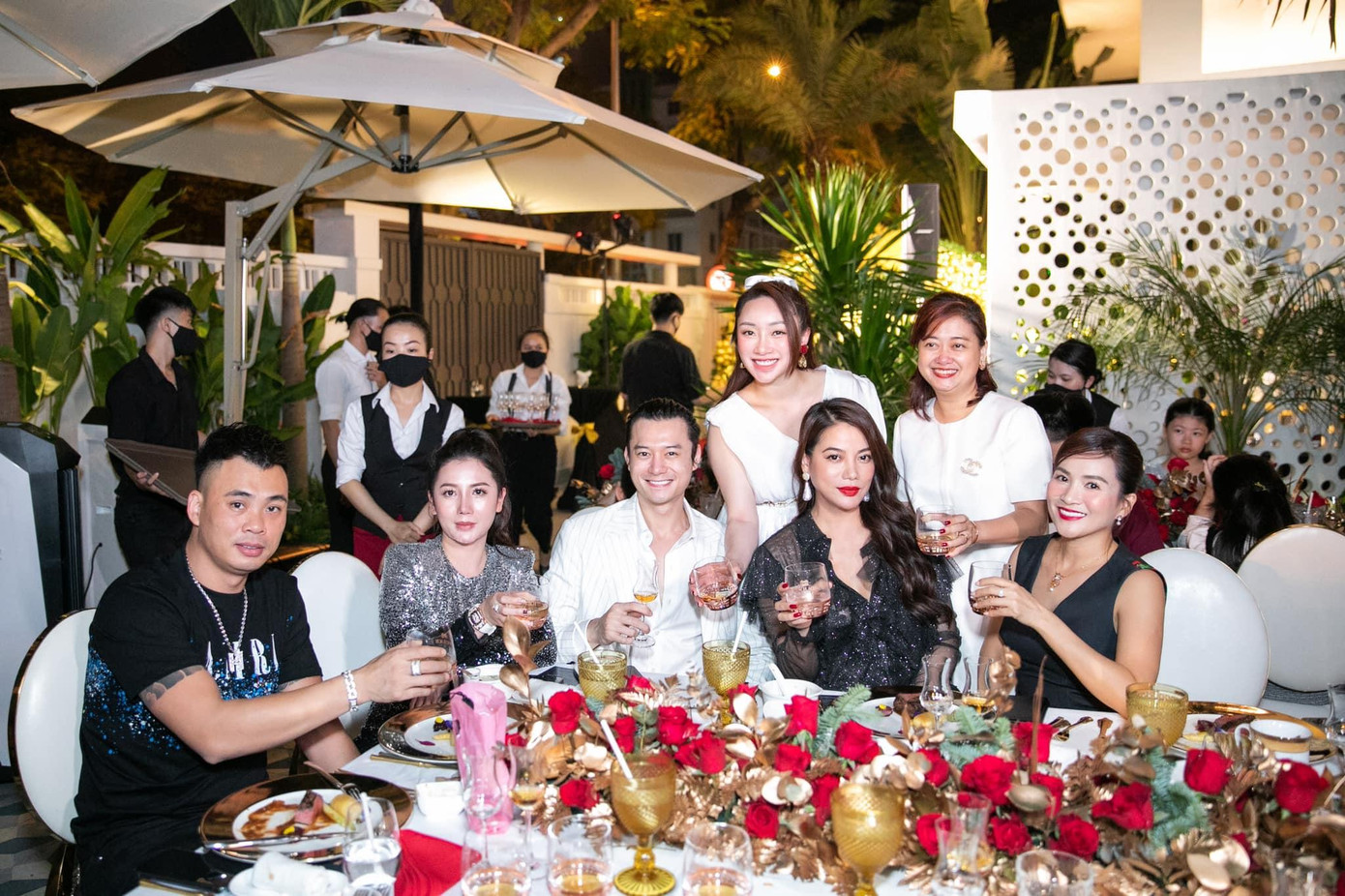 Có thể thấy dù hơn nhau 14 tuổi nhưng khi xuất hiện cạnh nhau, cặp đôi vẫn toát lên vẻ sang trọng cũng không kém phần ngọt ngào.