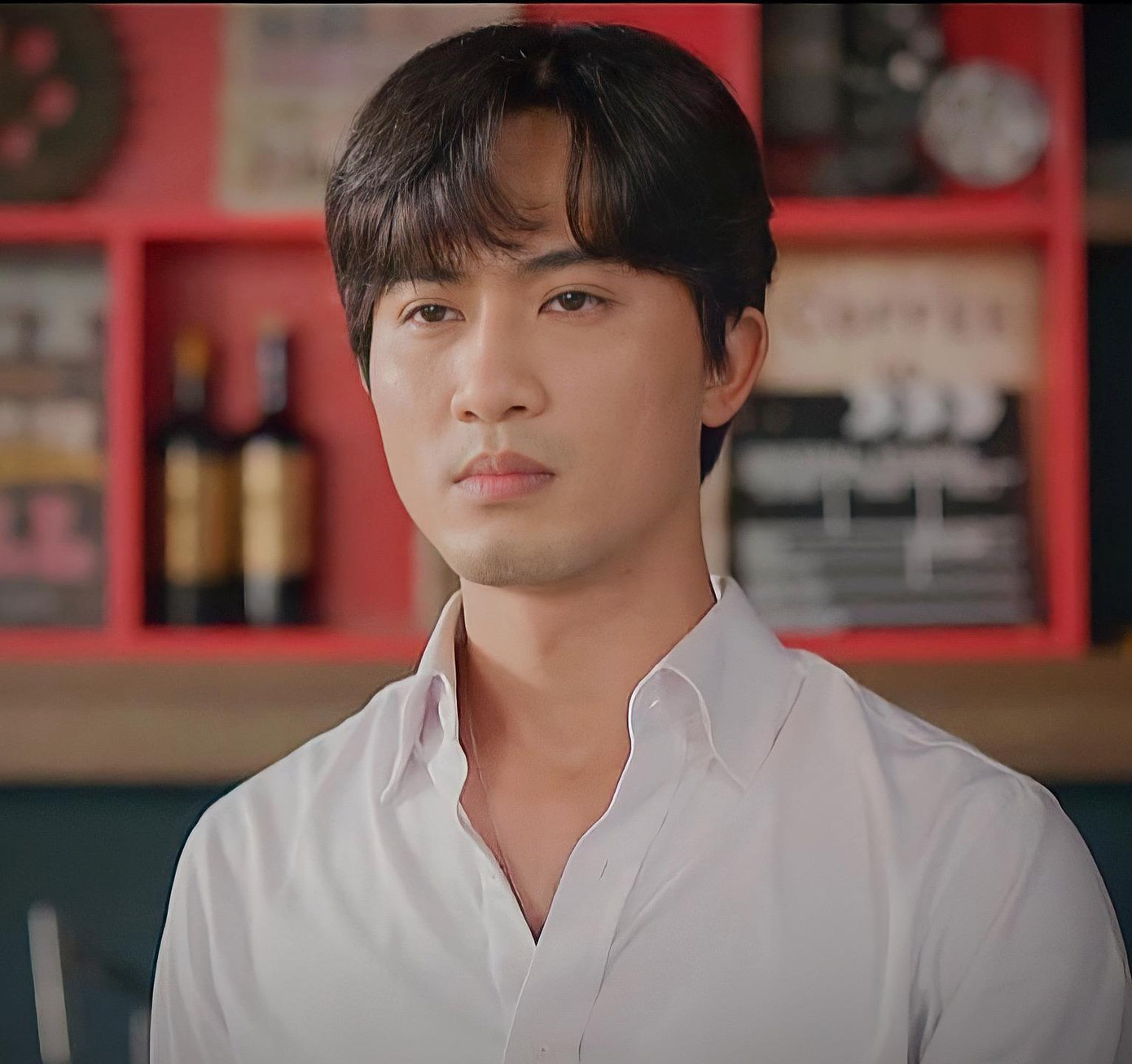 Doãn Quốc Đam cũng là cái tên quen thuộc với nhiều khán giả VTV. Trong phim, anh đảm nhận nhân vật Đông - chủ quán có vẻ ngoài bảnh bao. Từ trước đến nay, nam diễn viên thường gắn liền với hình ảnh gai góc, giang hồ trên phim. Ngay trong bộ phim "Phố trong làng" đang phát sóng, Doãn Quốc Đam còn cạo trọc đầu để vào vai “Chí Phèo thời hiện đại” nát rượu, chuyên ăn vạ.