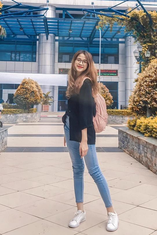 Với lợi thế đôi chân dài 1m1 nuột nà, trước khi đăng quang Hoa hậu Việt Nam 2022, Đỗ Thị Hà ưa chuộng phong cách trẻ trung, đơn giản với quần jean và giày thể thao.