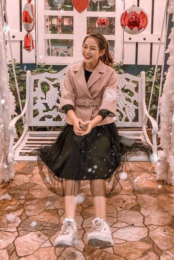 Người đẹp gốc Thanh Hóa cũng không thiếu những bộ trang phục đáng yêu như váy xòe kết hợp cùng áo khoác tay lửng khi đi chơi cùng bạn bè.