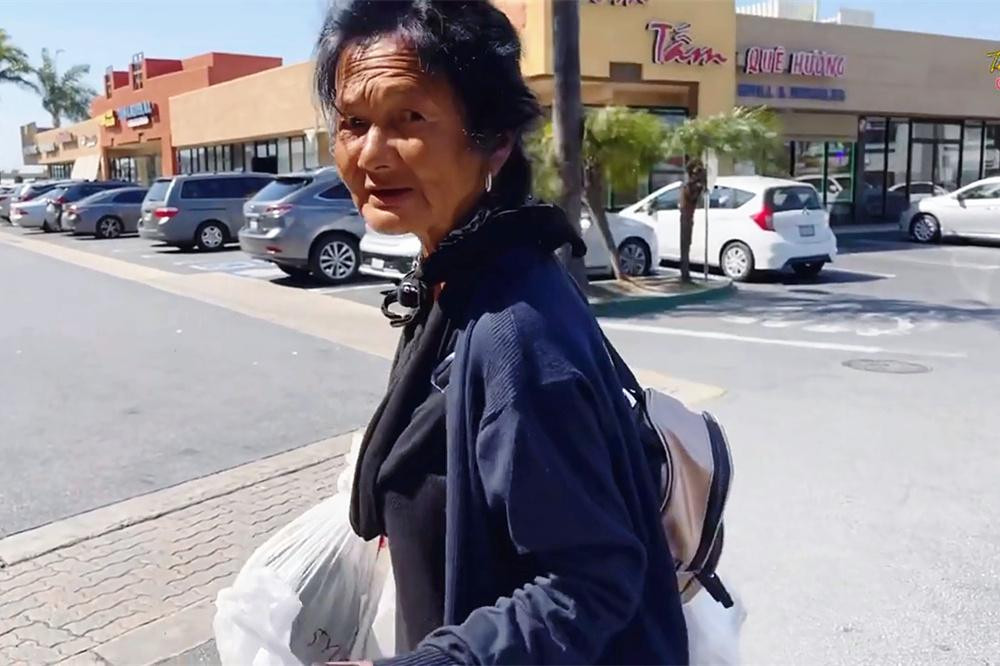 Theo Thúy Nga, sau thời gian ngủ lại trong chùa, Kim Ngân cũng trở nên lành tính hơn, thần sắc tốt hơn. Giọng nói của Kim Ngân đã rõ ràng hơn trước rất nhiều. Không những vậy, lúc ăn cơm chung, nữ ca sĩ cũng rất lịch sự khi lấy bát, đũa, cơm và nước chấm cho Thúy Nga trước rồi mới ăn. Theo Thúy Nga, sau thời gian ngủ lại trong chùa, Kim Ngân cũng trở nên lành tính hơn, thần sắc tốt hơn. Giọng nói của Kim Ngân đã rõ ràng hơn trước rất nhiều. Không những vậy, lúc ăn cơm chung, nữ ca sĩ cũng rất lịch sự khi lấy bát, đũa, cơm và nước chấm cho Thúy Nga trước rồi mới ăn.