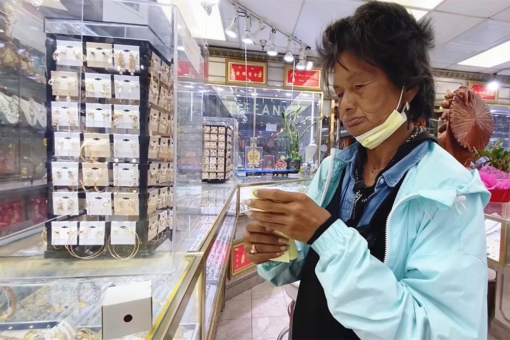 Thúy Nga còn chăm lo đời sống tinh thần cho đàn chị như đưa đàn chị đi mua sắm quần áo, trang sức, tổ chức sinh nhật... Nữ nghệ sĩ hài cũng bỏ tiền túi lo cho Kim Ngân, kiên trì nhẫn nhịn mỗi khi đàn chị nổi nóng, la mắng. Thúy Nga còn chăm lo đời sống tinh thần cho đàn chị như đưa đàn chị đi mua sắm quần áo, trang sức, tổ chức sinh nhật... Nữ nghệ sĩ hài cũng bỏ tiền túi lo cho Kim Ngân, kiên trì nhẫn nhịn mỗi khi đàn chị nổi nóng, la mắng.