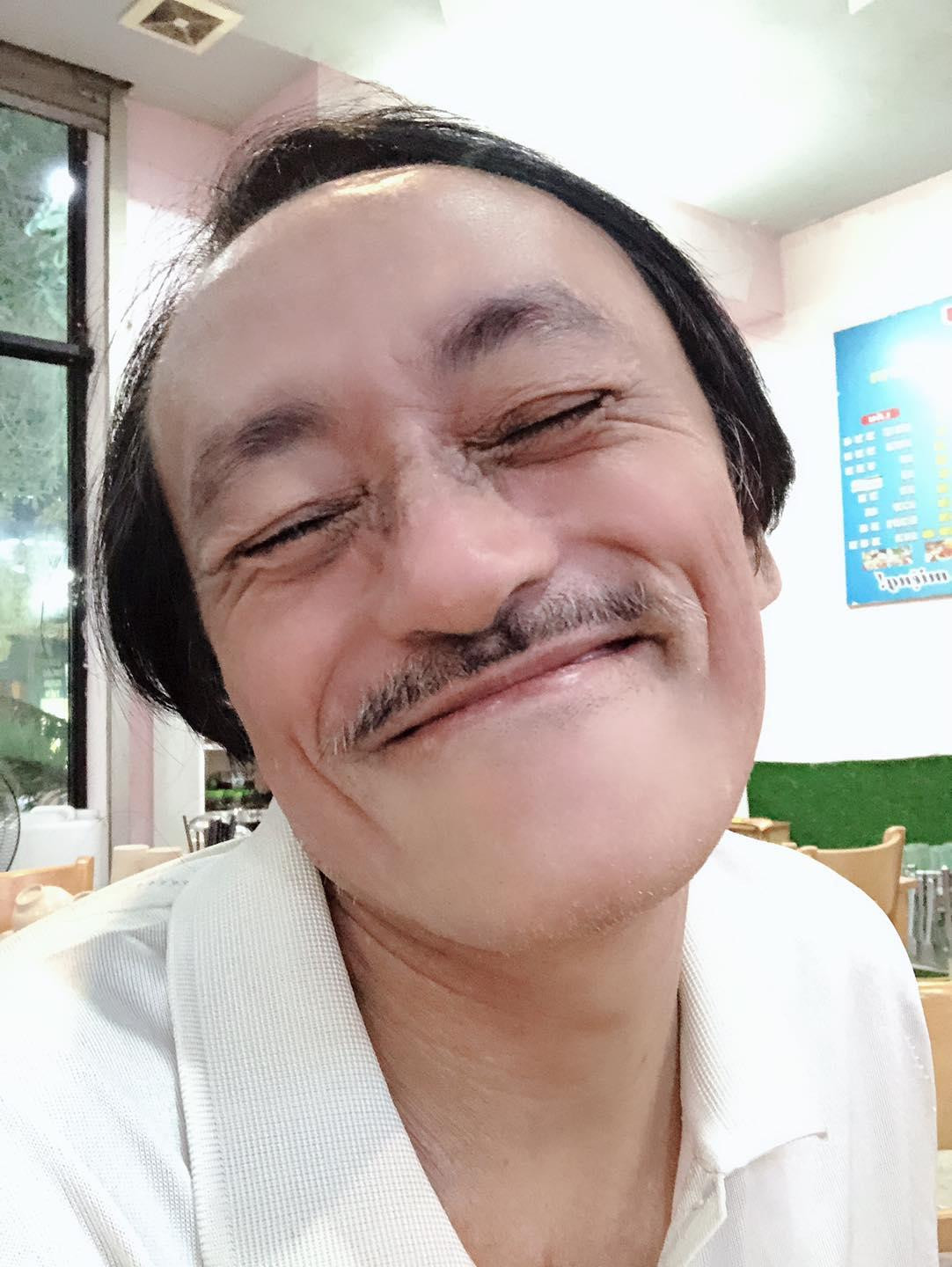 Đối mặt với bệnh tật nhưng nam nghệ sĩ luôn vui vẻ. Đối mặt với bệnh tật nhưng nam nghệ sĩ luôn vui vẻ.