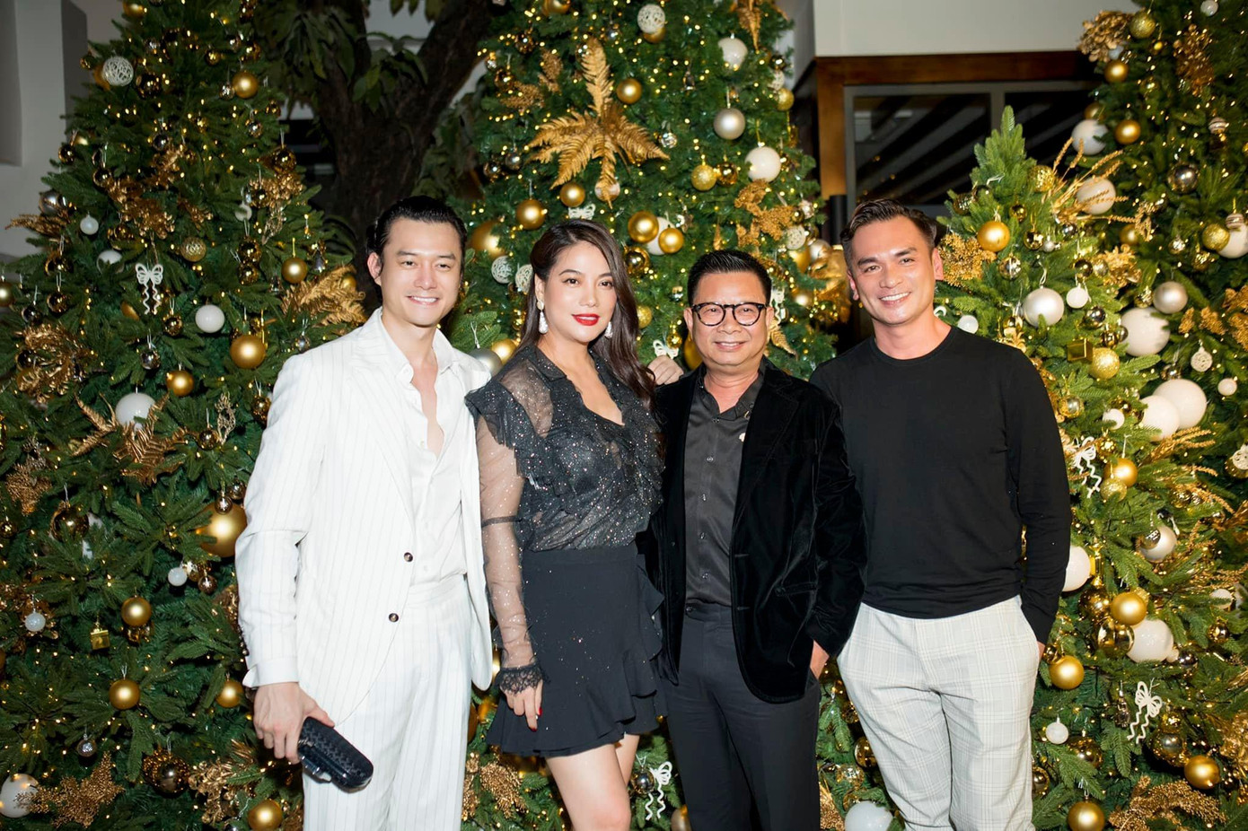 Điều khiến khán giả chú ý là chi tiết Anh Dũng luôn đứng cạnh Trương Ngọc Ánh dù trong bất kỳ khung hình nào. Thậm chí nam diễn viên còn ân cần cầm túi giúp bạn gái.