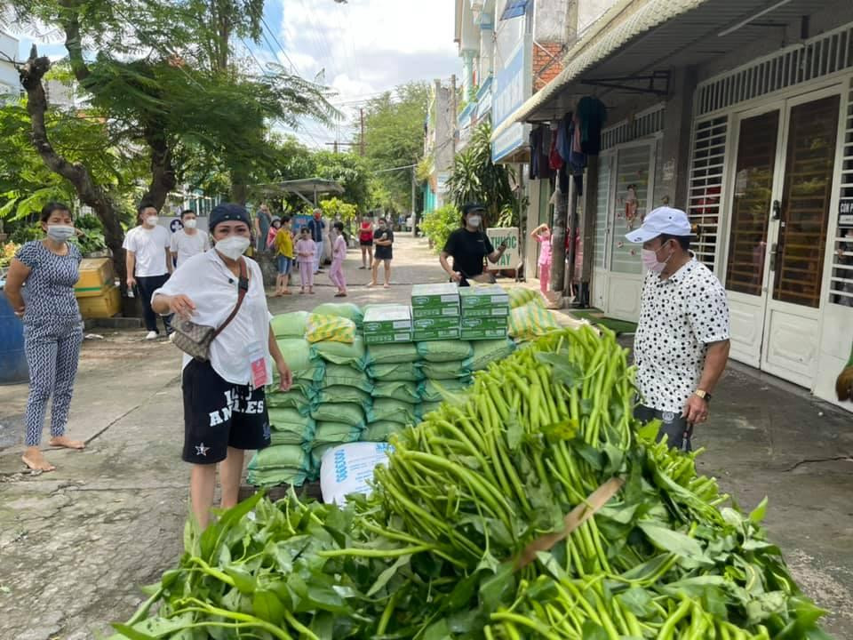 Phương Thanh bàn giao rau, củ, lương thực thiết yếu cho cán bộ phường nhờ chia cho các hộ dân. Phương Thanh bàn giao rau, củ, lương thực thiết yếu cho cán bộ phường nhờ chia cho các hộ dân.