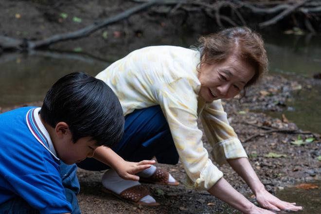 Nữ minh tinh 74 tuổi hóa thân thành bà ngoại Soon Ja trong bộ phim Minari. Nữ minh tinh 74 tuổi hóa thân thành bà ngoại Soon Ja trong bộ phim Minari.