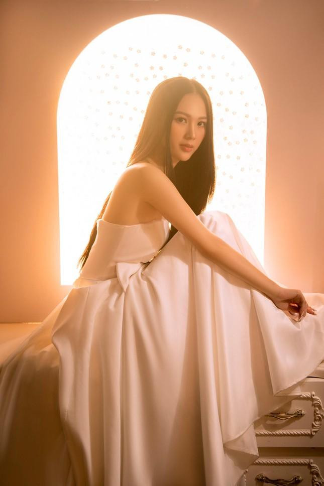 Nhật Lệ thích chơi thể thao, đặc biệt là bóng rổ. Cô nói thêm: "Ở trường, tôi bị các bạn trêu là khá nam tính. Tôi muốn thử sức Hoa hậu Thế giới Việt Nam để trải nghiệm nhiều điều mới mẻ, bản thân trở nên dịu dàng và nữ tính hơn".