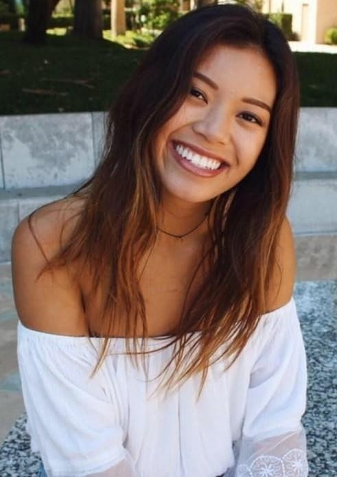 Có tính cách tự lập nên từ khi còn đi học Vicky Phương Vân đã được gia đình tạo điều kiện chuyển ra ở riêng. Hồng Đào từng tiết lộ Quang Minh đã "khóc hết nước mắt" vì nhớ thương khi con gái đi học xa nhà.