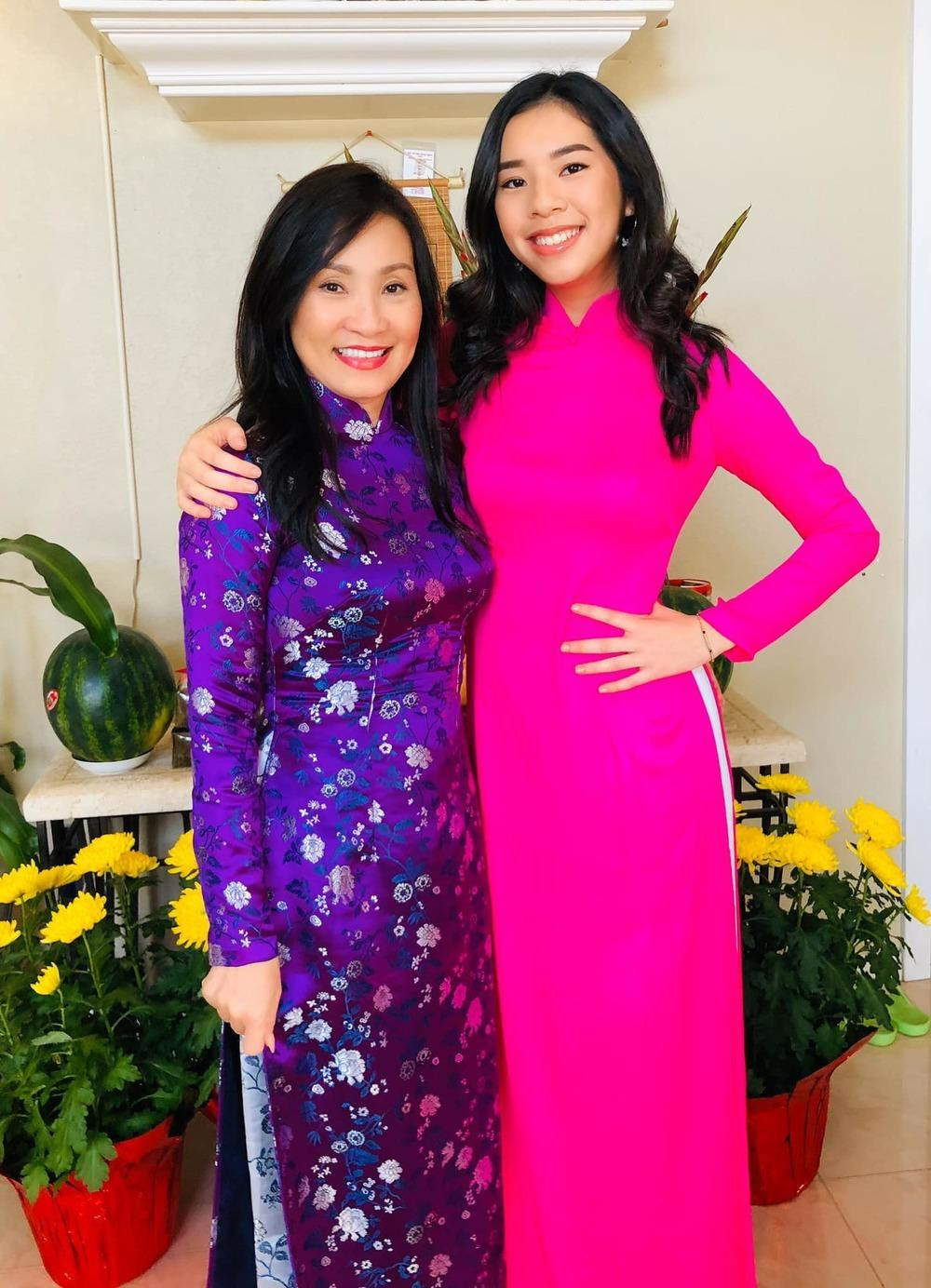 Bên cạnh đó, vóc dáng cao ráo của ái nữ nhà Hồng Đào cũng khiến nhiều người trầm trồ.