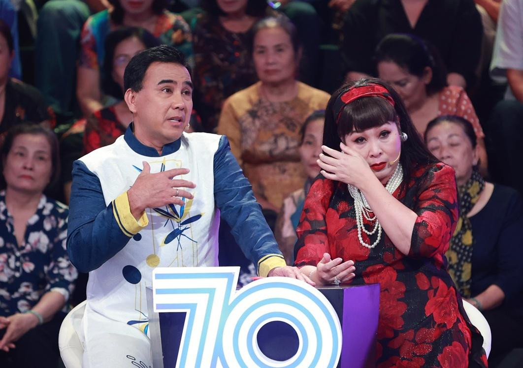 Các nghệ sĩ không giấu nổi xúc động khi được ôn lại những kí ức gắn với tuổi thơ trong chương trình. Các nghệ sĩ không giấu nổi xúc động khi được ôn lại những kí ức gắn với tuổi thơ trong chương trình.