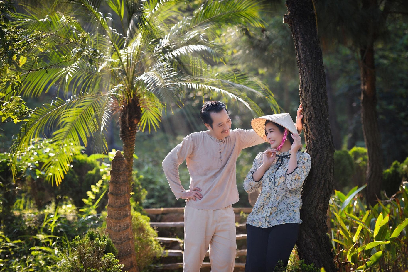 Ông Lâm (do diễn viên Thanh Bình thủ vai) không chỉ ghi điểm với hình ảnh một ông bố giàu có, yêu thương con cái mà còn là hình ảnh một ông chú vui vẻ, dí dỏm và đầy tinh tế khi theo đuổi cô Hoa - gái quê U40 lỡ thì nhưng xinh đẹp, dịu dàng nhất nhì trong làng. Ông Lâm (do diễn viên Thanh Bình thủ vai) không chỉ ghi điểm với hình ảnh một ông bố giàu có, yêu thương con cái mà còn là hình ảnh một ông chú vui vẻ, dí dỏm và đầy tinh tế khi theo đuổi cô Hoa - gái quê U40 lỡ thì nhưng xinh đẹp, dịu dàng nhất nhì trong làng.